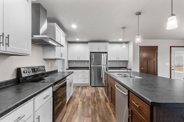 2348 Wild Oak DRIVE, Manitowoc, WI 54220