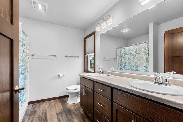 2348 Wild Oak DRIVE, Manitowoc, WI 54220