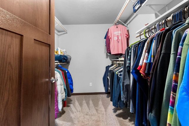 2348 Wild Oak DRIVE, Manitowoc, WI 54220