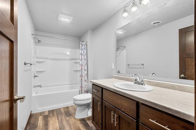 2348 Wild Oak DRIVE, Manitowoc, WI 54220