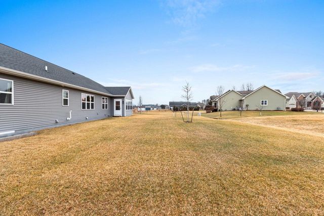 2348 Wild Oak DRIVE, Manitowoc, WI 54220