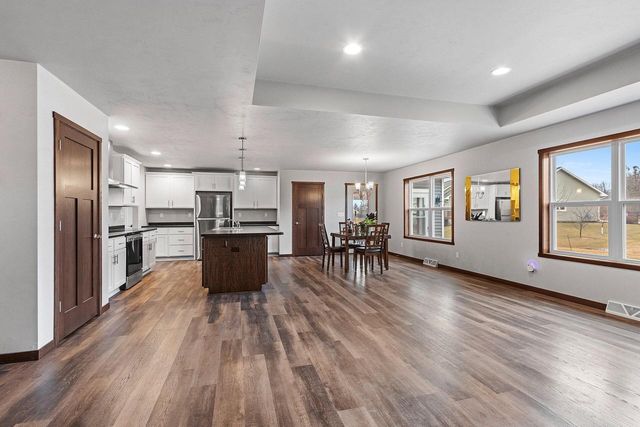 2348 Wild Oak DRIVE, Manitowoc, WI 54220