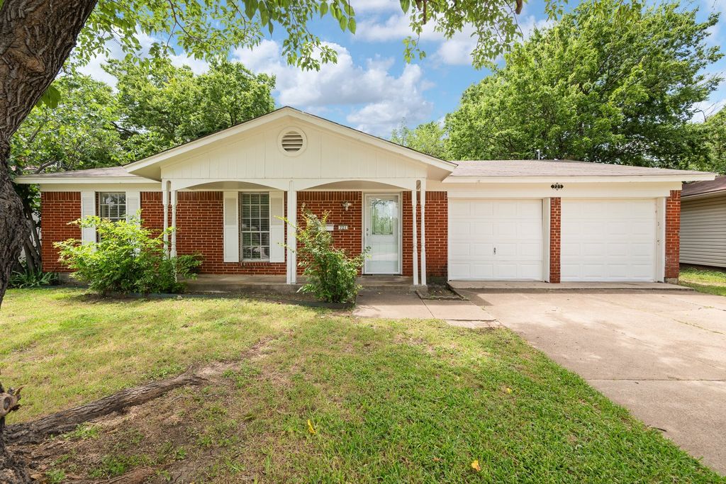 721 SW Hillside Drive, Burleson, TX 76028