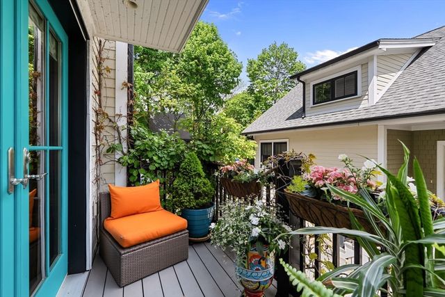 209 Chestnut Ave 2, Boston, MA 02130