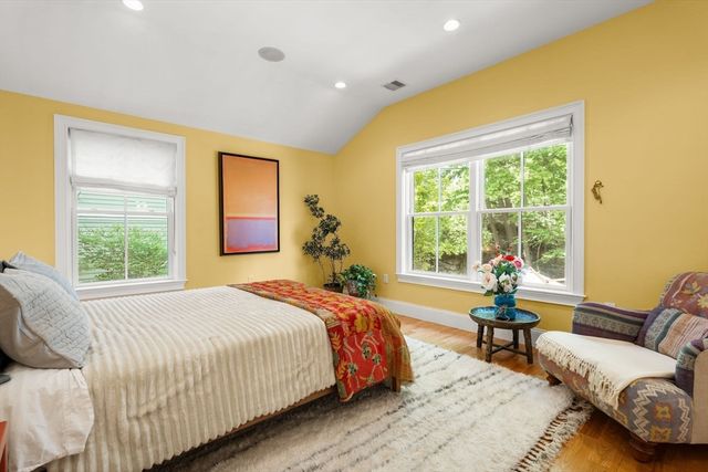 209 Chestnut Ave 2, Boston, MA 02130