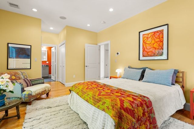 209 Chestnut Ave 2, Boston, MA 02130
