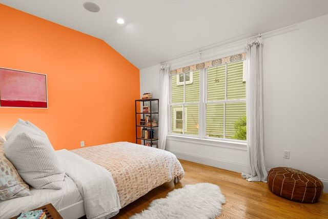209 Chestnut Ave 2, Boston, MA 02130