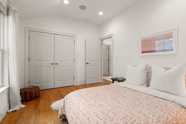 209 Chestnut Ave 2, Boston, MA 02130