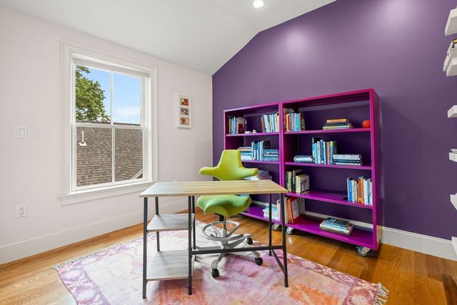209 Chestnut Ave 2, Boston, MA 02130