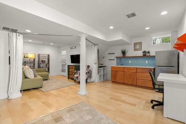 209 Chestnut Ave 2, Boston, MA 02130