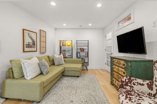 209 Chestnut Ave 2, Boston, MA 02130