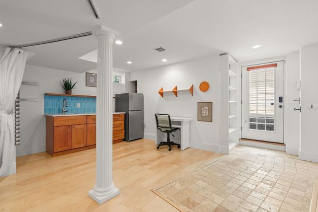 209 Chestnut Ave 2, Boston, MA 02130
