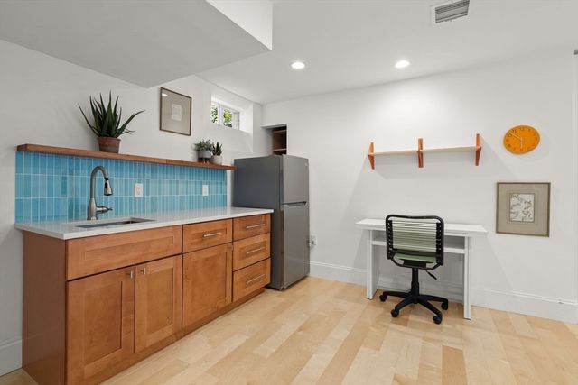 209 Chestnut Ave 2, Boston, MA 02130