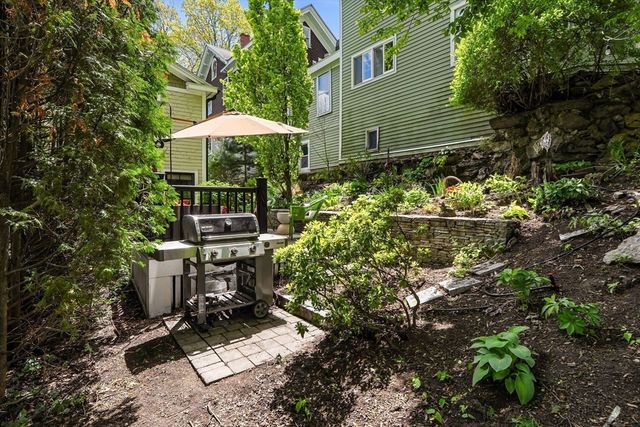 209 Chestnut Ave 2, Boston, MA 02130