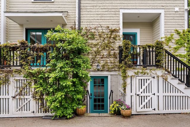 209 Chestnut Ave 2, Boston, MA 02130