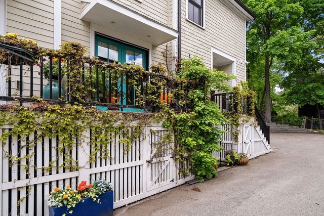 209 Chestnut Ave 2, Boston, MA 02130
