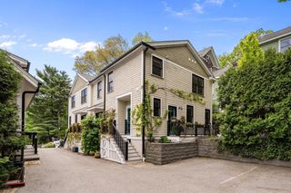 209 Chestnut Ave 2, Boston, MA 02130