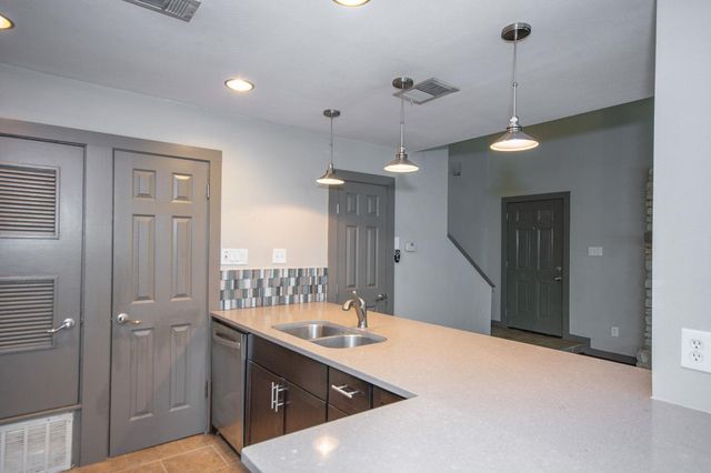 1506 Rockdale CIR B, Austin, TX 78704