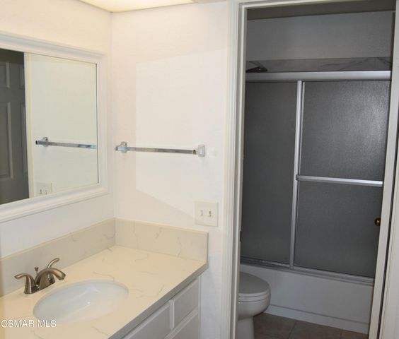 668 Oak Run Trail 106c, Oak Park, CA 91377