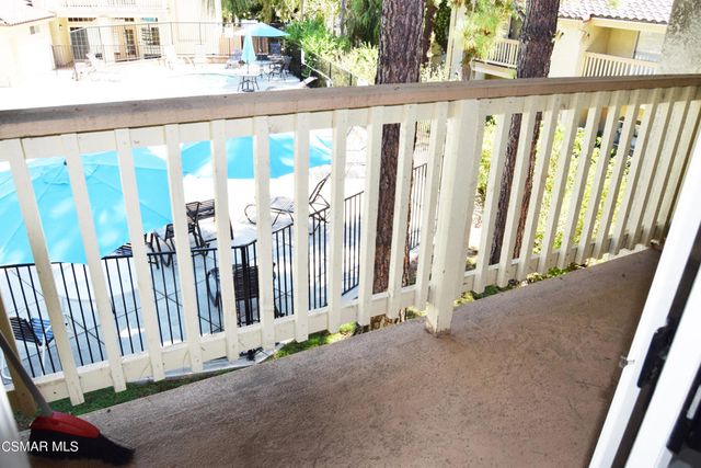 668 Oak Run Trail 106c, Oak Park, CA 91377