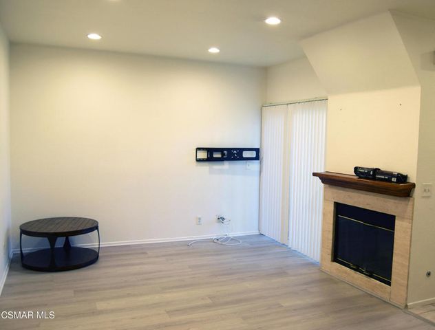 668 Oak Run Trail 106c, Oak Park, CA 91377