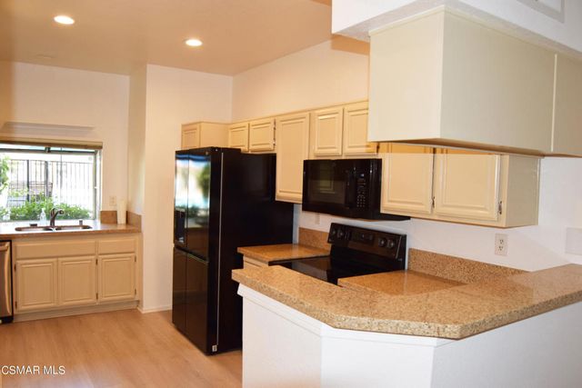 668 Oak Run Trail 106c, Oak Park, CA 91377