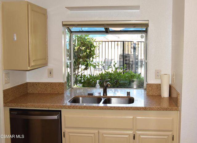 668 Oak Run Trail 106c, Oak Park, CA 91377