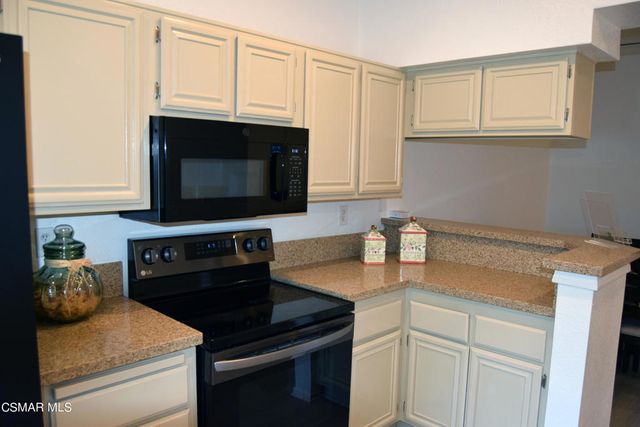 668 Oak Run Trail 106c, Oak Park, CA 91377