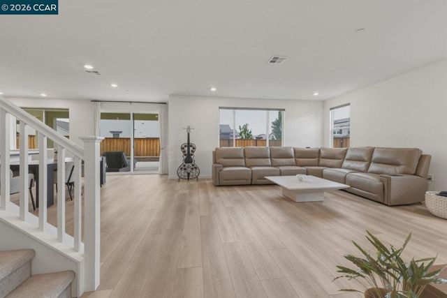 5409 Spring Mountain Ln, Antioch, CA 94531