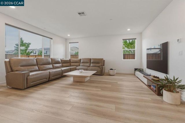 5409 Spring Mountain Ln, Antioch, CA 94531