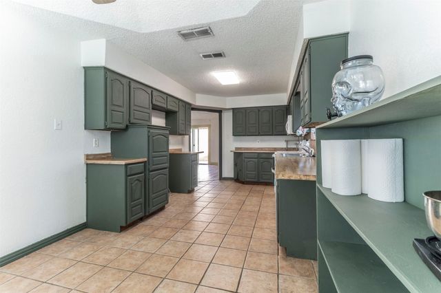 400 Scrub Oak Court, Fort Worth, TX 76108