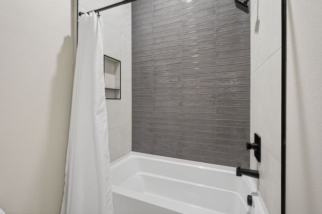 2922 NW Beechwood Drive, Grimes, IA 50111