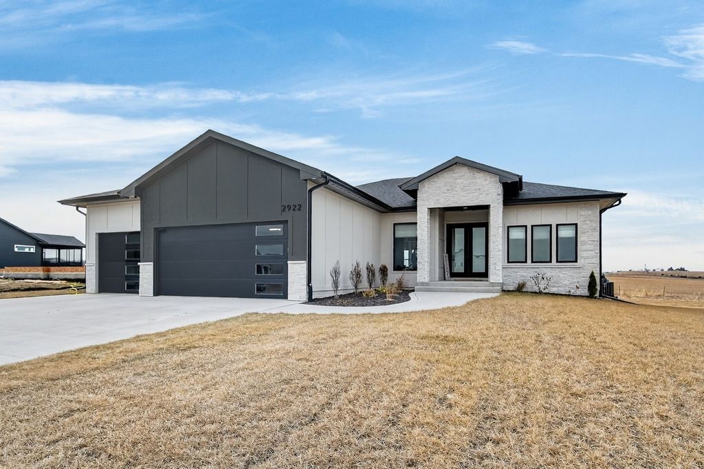 2922 NW Beechwood Drive, Grimes, IA 50111