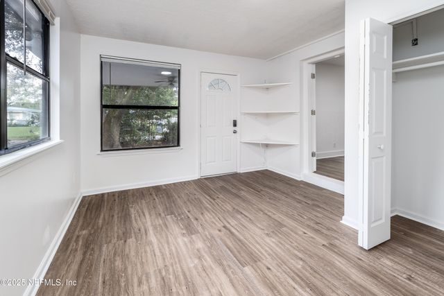 7451 E BURLINGAME Drive E, Jacksonville, FL 32211