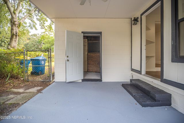 7451 E BURLINGAME Drive E, Jacksonville, FL 32211