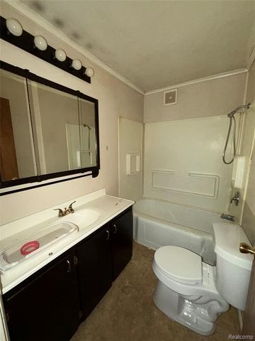 1038 W Pine Avenue, Mount Morris, MI 48458
