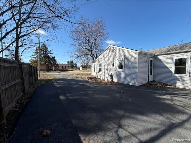 1038 W Pine Avenue, Mount Morris, MI 48458