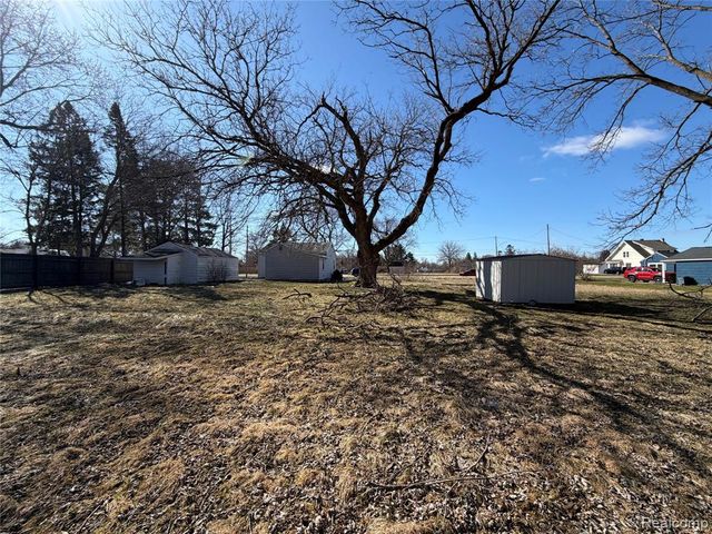 1038 W Pine Avenue, Mount Morris, MI 48458