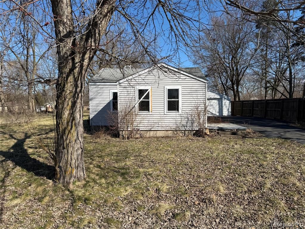 1038 W Pine Avenue, Mount Morris, MI 48458