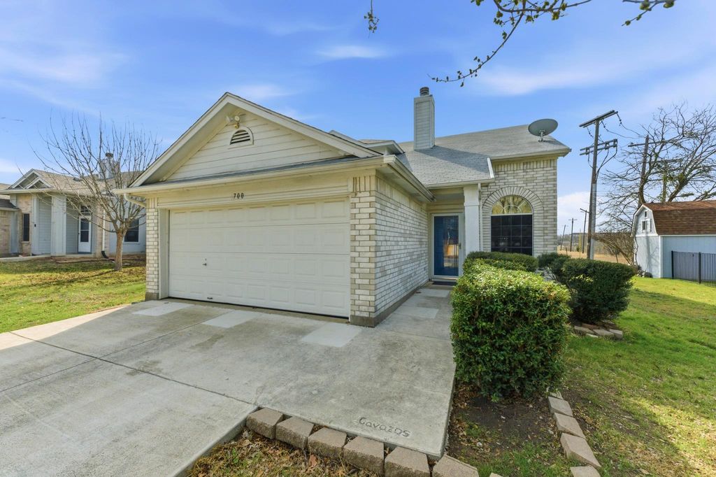 700 Faircrest DR, Buda, TX 78610