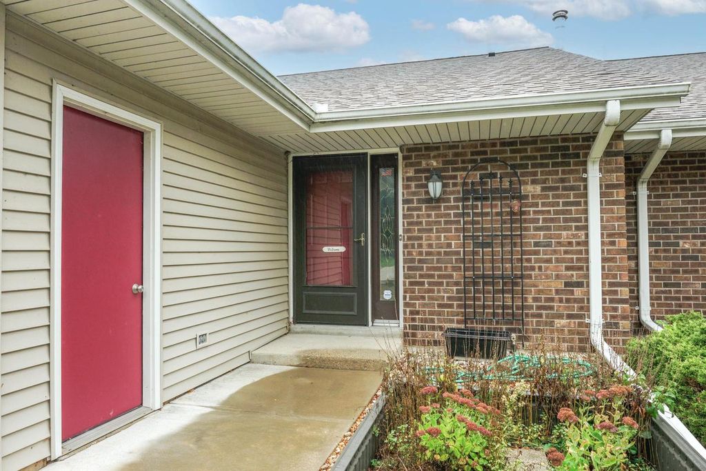 N49W36150 Nottingham LANE #12, Oconomowoc, WI 53066