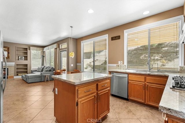 1584 Meadowlark, Corona, CA 92881