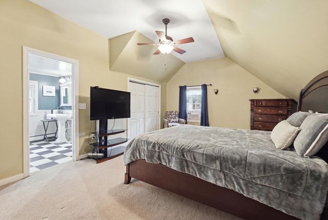 51 Whittemore Rd, Sturbridge, MA 01566