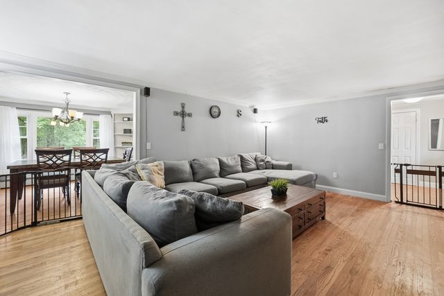 51 Whittemore Rd, Sturbridge, MA 01566