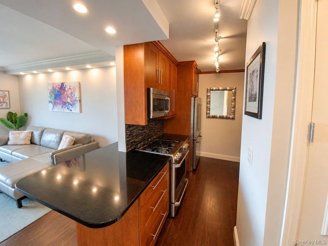 27010 Grand Central Parkway 19T, Floral Park, NY 11005