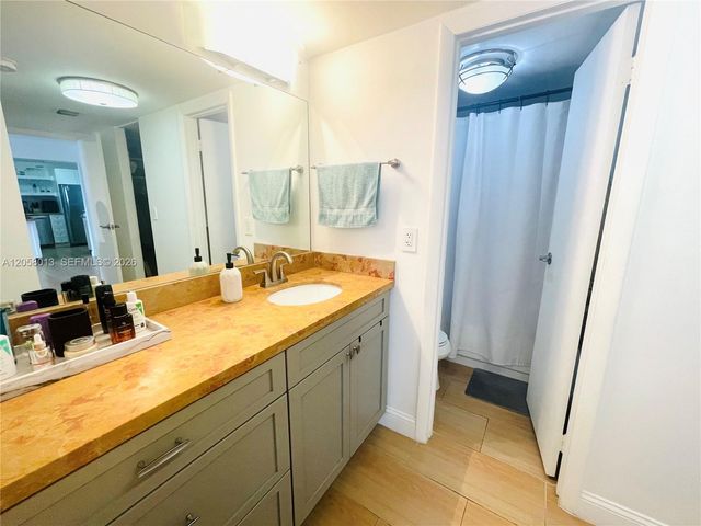 3301 N Country Club Dr 712, Aventura, FL 33180