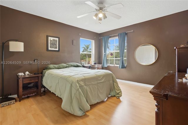 1040 NW 185th Ave, Pembroke Pines, FL 33029