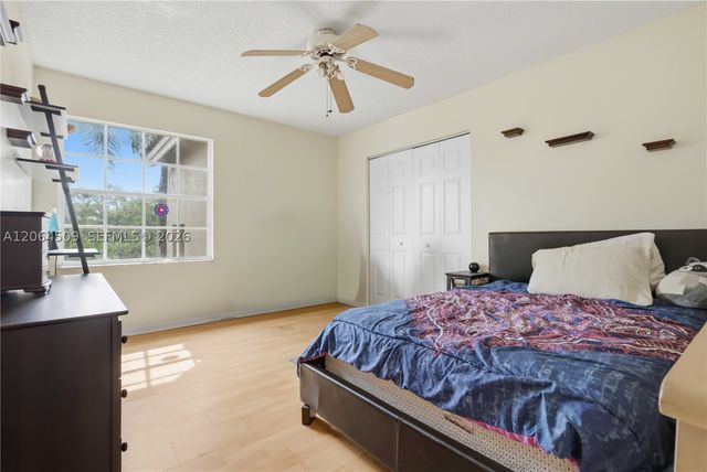 1040 NW 185th Ave, Pembroke Pines, FL 33029