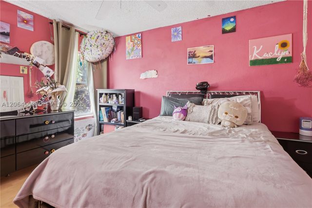 1040 NW 185th Ave, Pembroke Pines, FL 33029