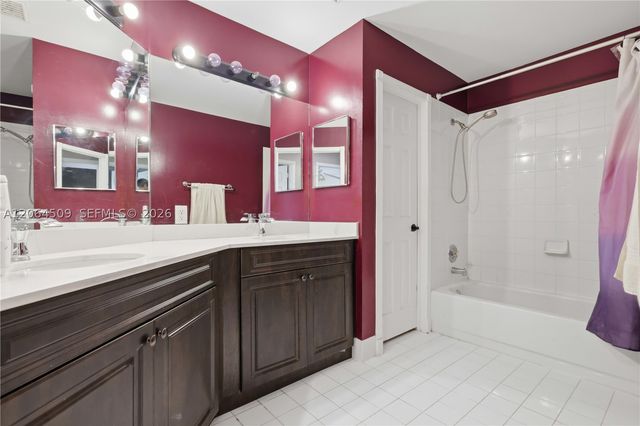 1040 NW 185th Ave, Pembroke Pines, FL 33029